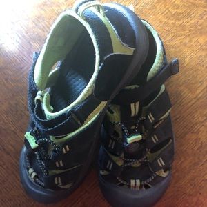 Boys keen sandals